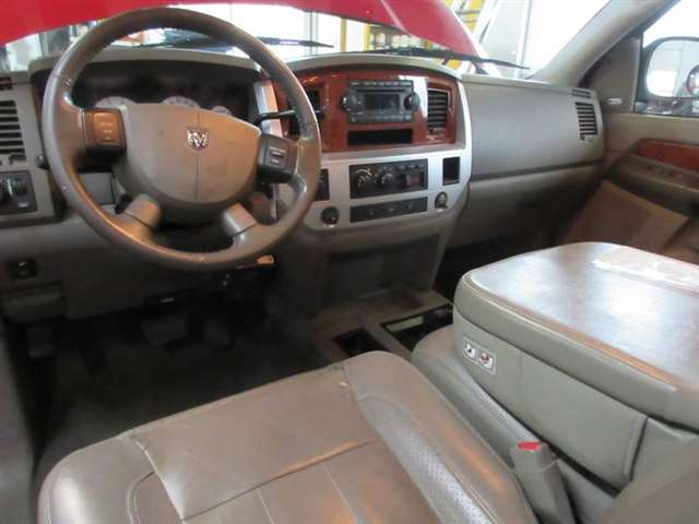 2006 Dodge Ram Pickup 2500 Laramie 4dr Mega Cab 4WD SB